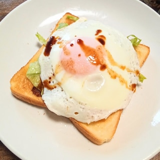 朝食やランチに♬目玉焼きとレタスDeトースト